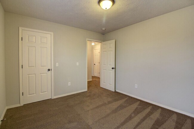 Building Photo - 1094 S Tanner Dr