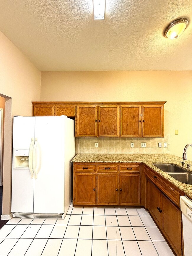 Building Photo - 405 Gina Dr