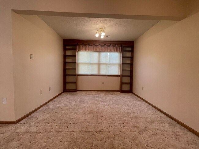 Building Photo - Move-in Special in Sherwood!