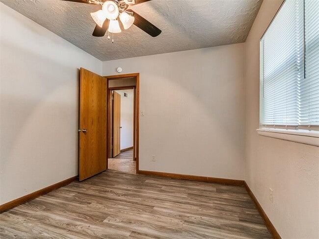 Building Photo - 212 S Mercedes Dr