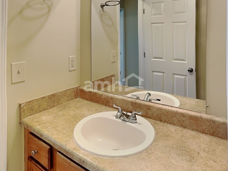 Building Photo - 228 Kings Cove