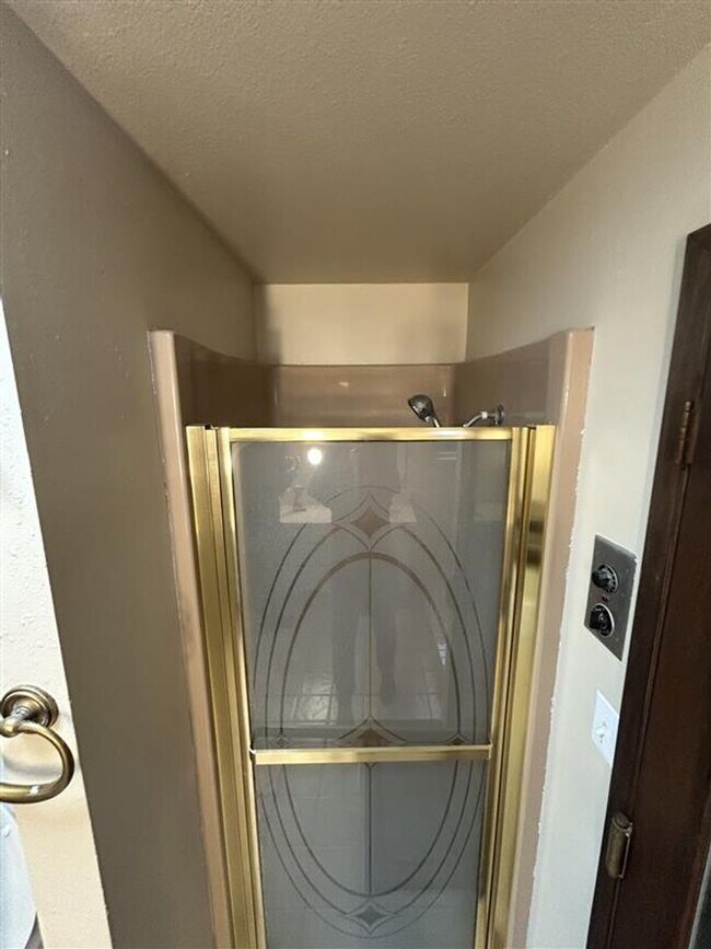 Building Photo - 209 E 3rd St