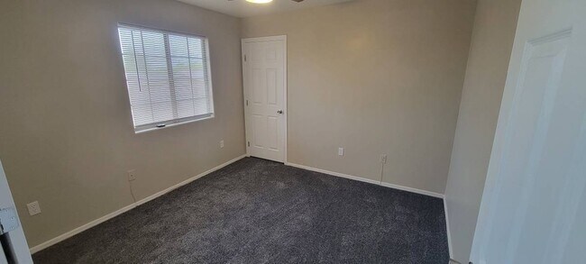 Building Photo - 564 W 12th St