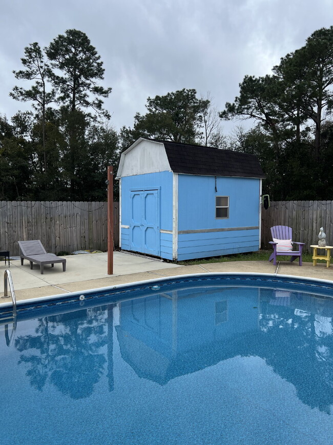 Building Photo - 4-Bedroom Home with Sunroom, Pool and Hot ...