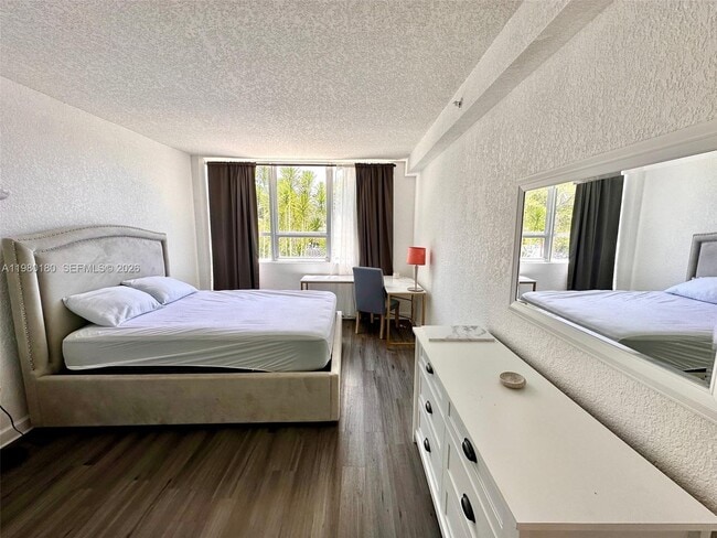 Building Photo - 1500 Bay Rd