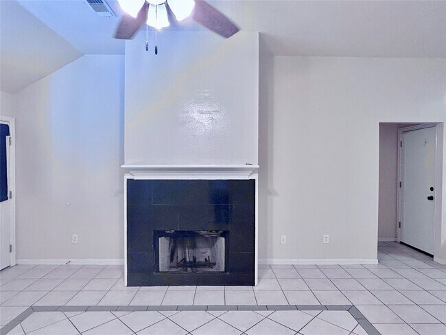 Building Photo - 18523 Spinney Ln