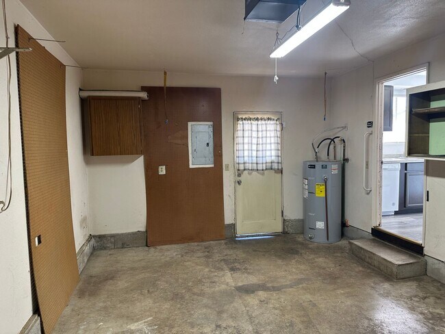 Building Photo - 2 bedroom 1 bath duplex in Springfield!