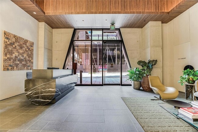 Building Photo - 610 Davis St