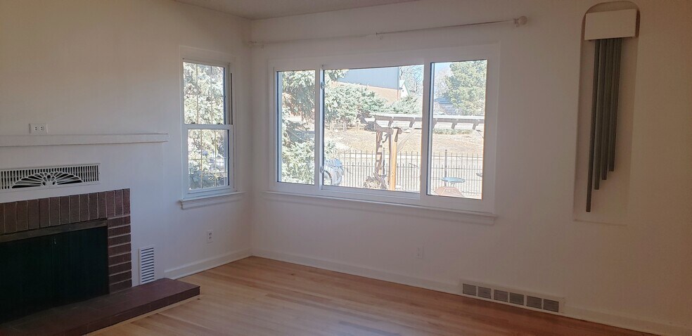 Living room - 901 Country Club Ave