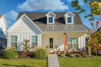 Building Photo - Beautiful newer cottage style home located in the middle of NWA.