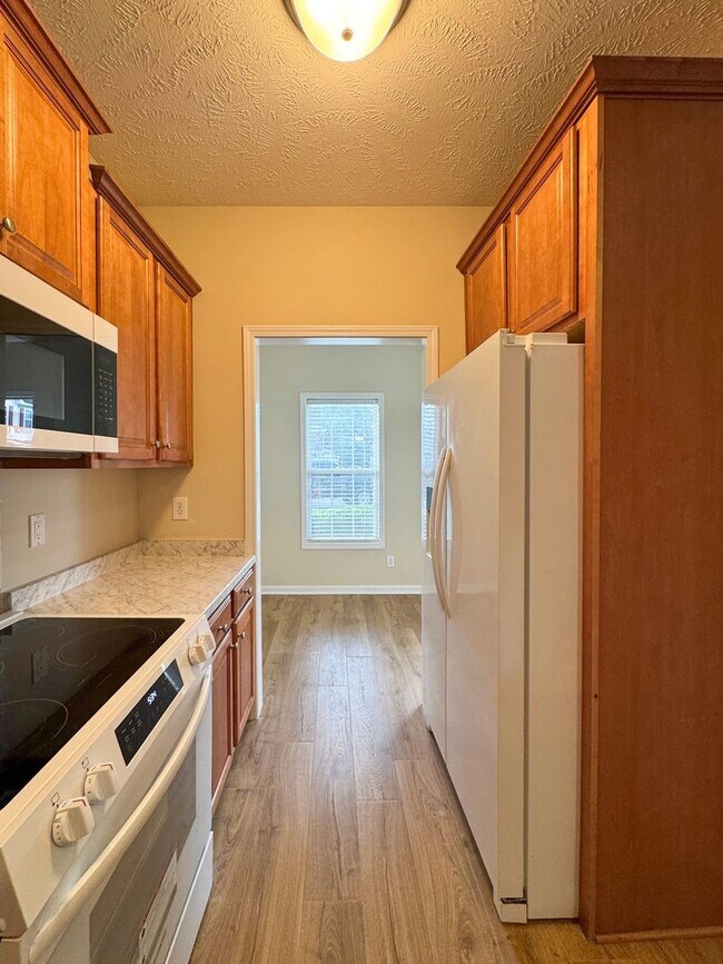 Building Photo - 3 Bed 2.5 Bath Townhome with New Flooring and Paint
