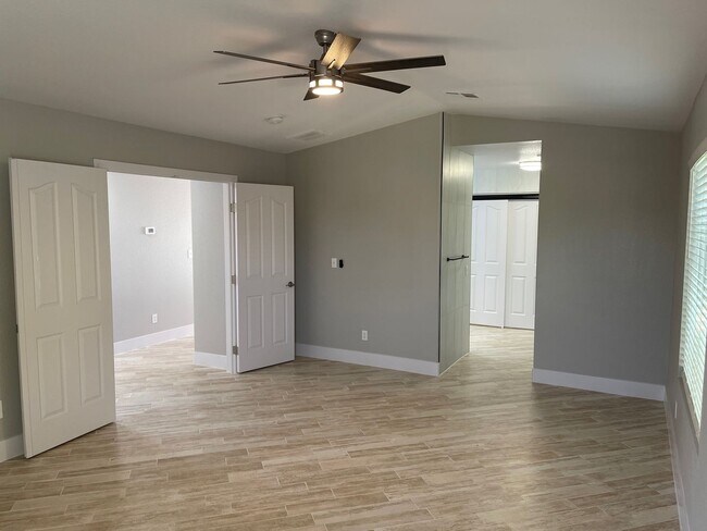 Building Photo - **GORGEOUSLY REMODELED & CLEAN!!  3BD-2 1/2BA HOME IN SILVERADO RANCH !!  *** ONLY $2,190 ***
