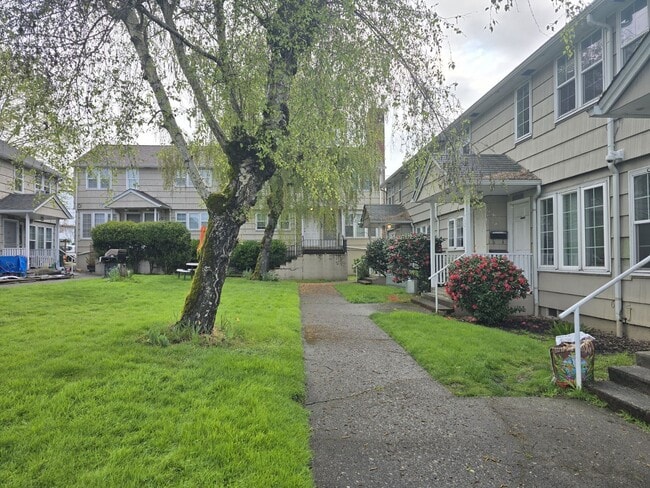 Building Photo - 447 NE Winchester St