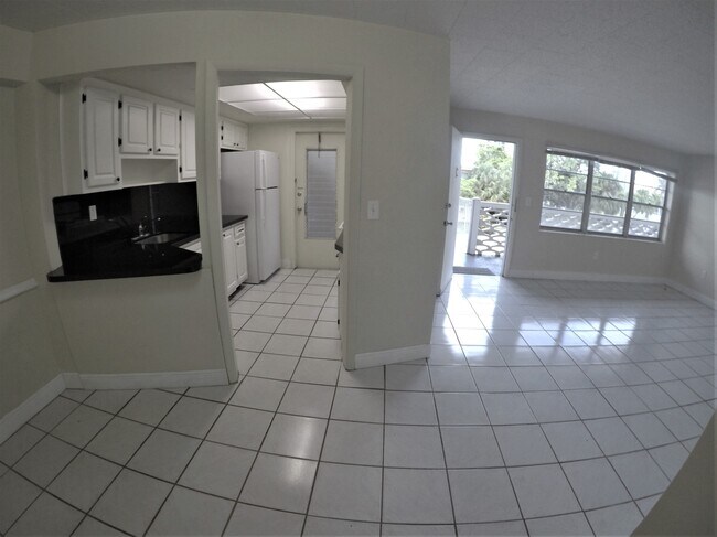 Building Photo - 9390 E Bay Harbor Dr