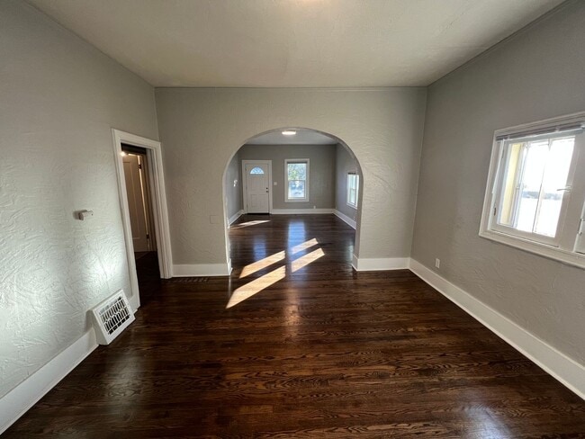 Building Photo - Charming 2 Bed 1 Bath