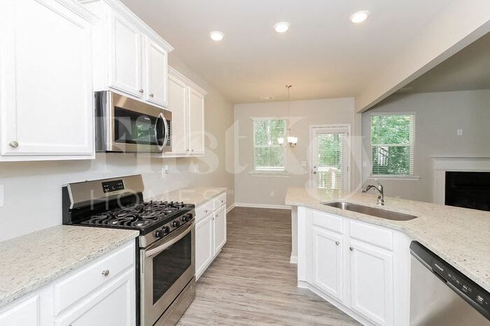 Building Photo - 305 Pinewood Dr