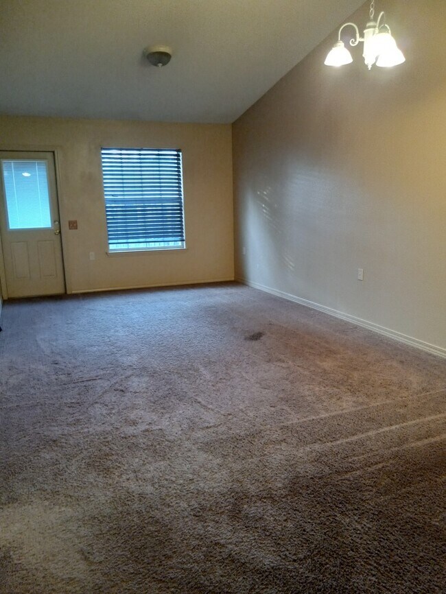 Building Photo - Cute patio home convenient to shopping and much more!