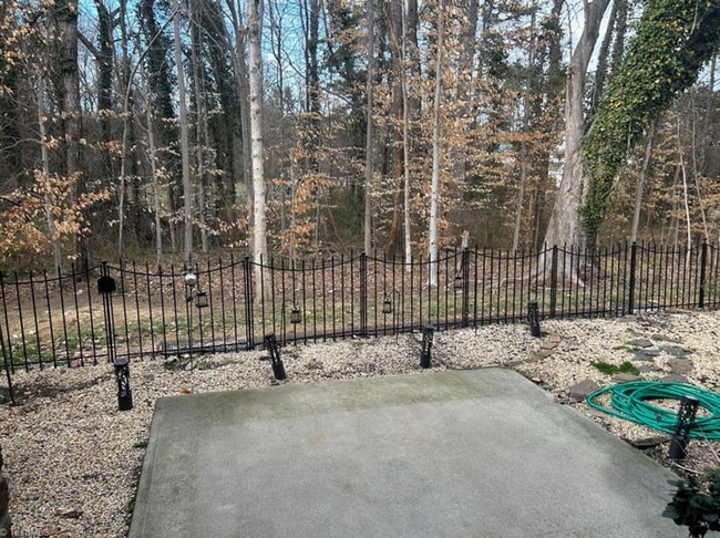 Building Photo - Spacious & Stylish 3 Bedroom, 2 1/2 Bathro...