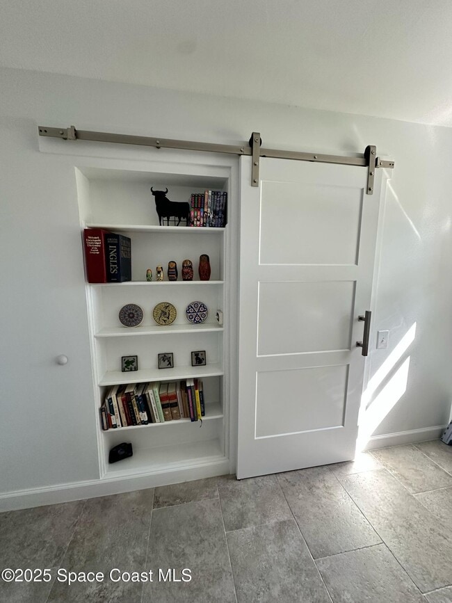 Building Photo - 302 W Osceola Ln