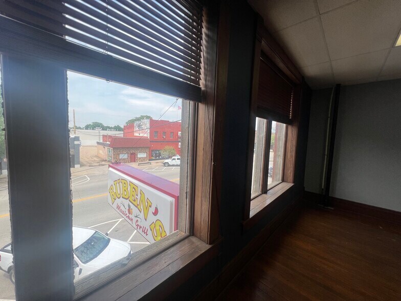 Building Photo - 915 1/2 W Douglas Ave