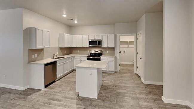 Building Photo - 17009 Oak Dr
