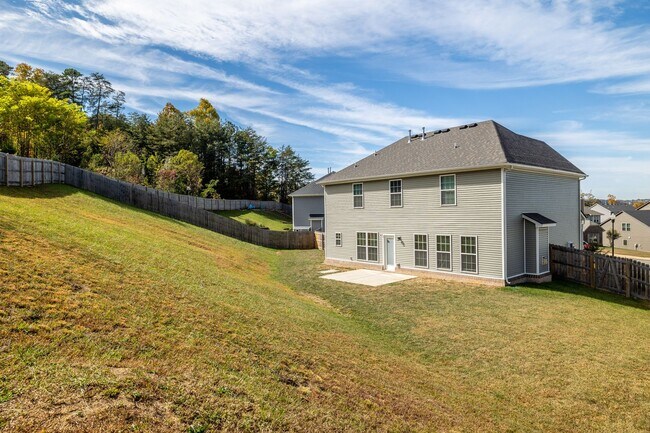 Building Photo - Maryville 37801 - 4 bedroom, 2.5 bath home...