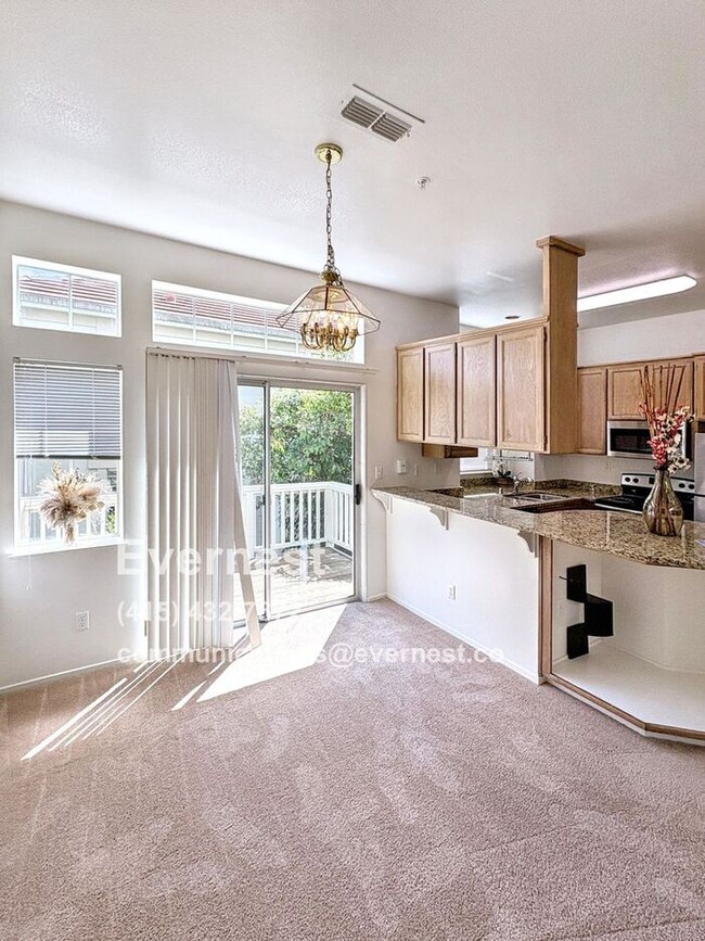 Building Photo - Lovely 2-Bedroom Townhome: Comfort and Con...