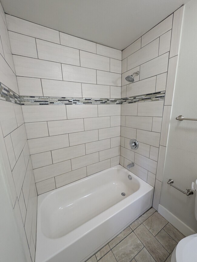 Building Photo - 515 E Elm St
