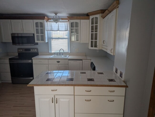 Building Photo - 3 Bedroom 2 Bath SFH