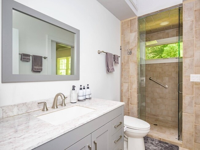 Building Photo - 49 Wooded Oak Ln