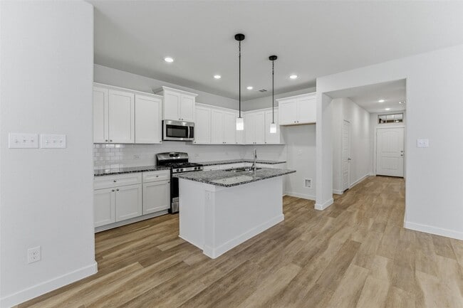 Building Photo - 305 Evans Dr