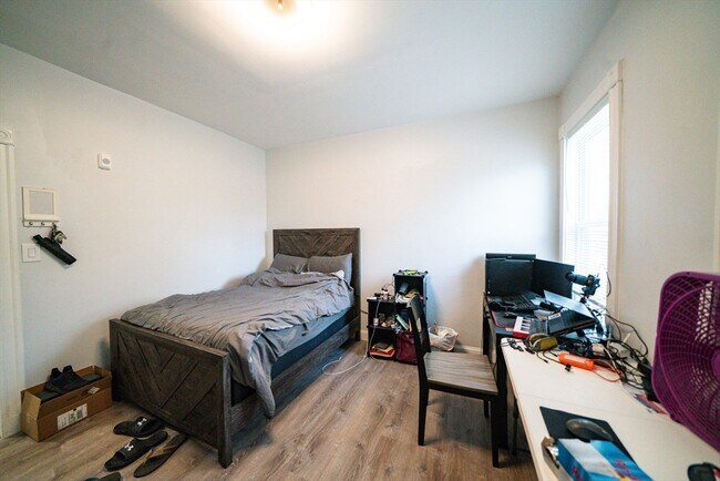 Building Photo - 137 Centre St