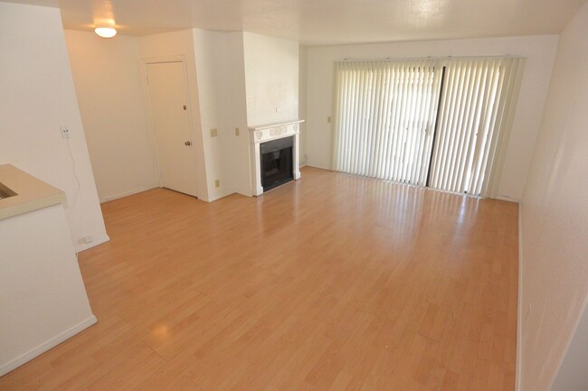 Building Photo - 2 BD 1 BA Upstairs Condominium, Gated Comm...