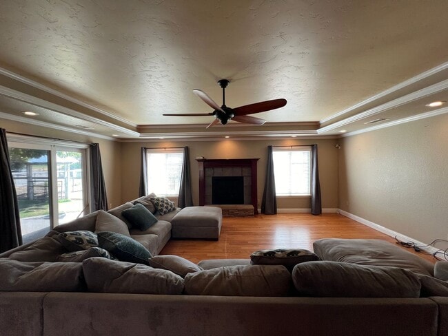 Building Photo - Stunning Country property in Oakdale!