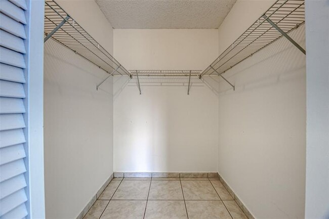 Building Photo - 9818 Nob Hill Ct