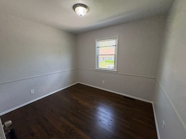 Building Photo - Comfortable 3-Bedroom Home with Fenced Yar...