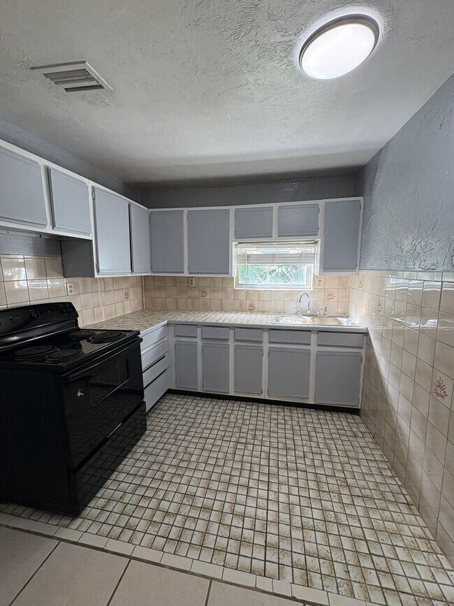 Building Photo - Historical Area,  utilities included!  Call Sheila C 407-687-7900 CARE FREE Living