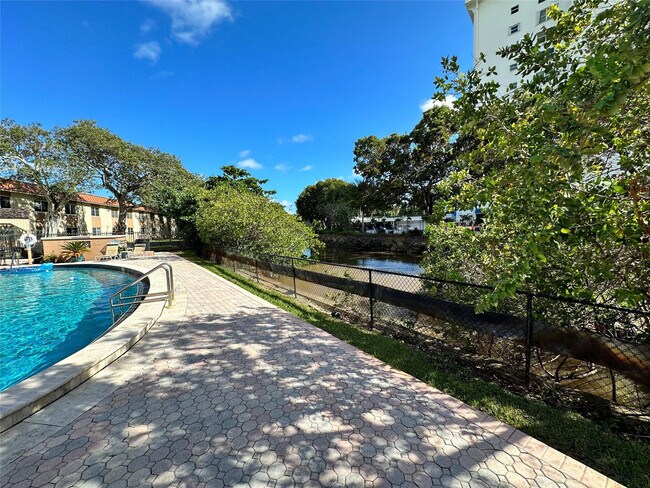 Building Photo - 12 NE 19th Ct