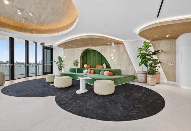 Building Photo - 700 NE 24th St