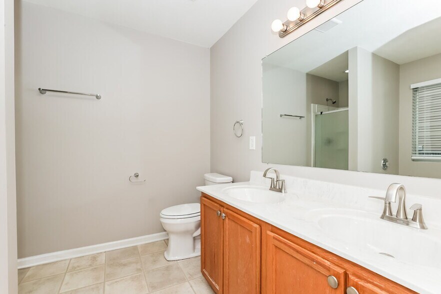 Building Photo - 2657 Sutherland Dr