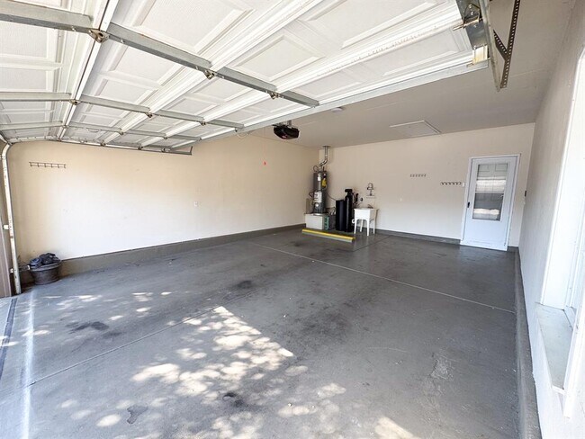 Building Photo - 100 Sunbird Ct