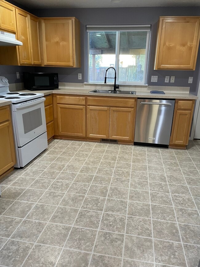 Building Photo - 5386 Burbank St N