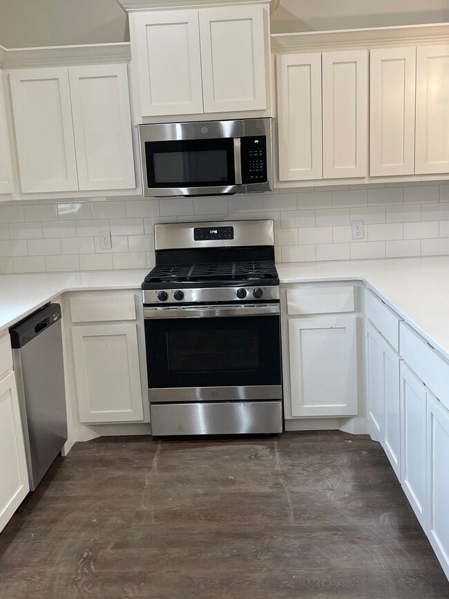 Building Photo - The Enclave-3 bed 2.5 bath home