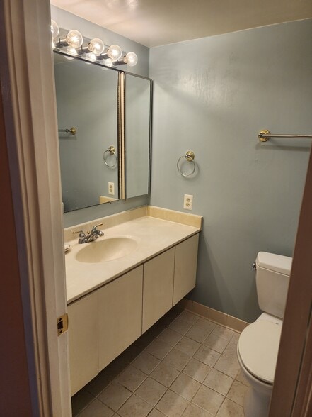 Hallway / Guest bathroom - 5901 Mt Eagle Dr