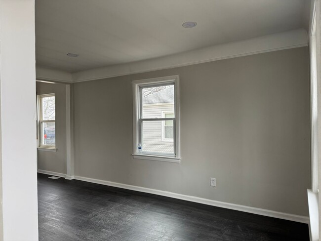 Building Photo - Recently renovated 2 bathroom, 1 bathroom,...