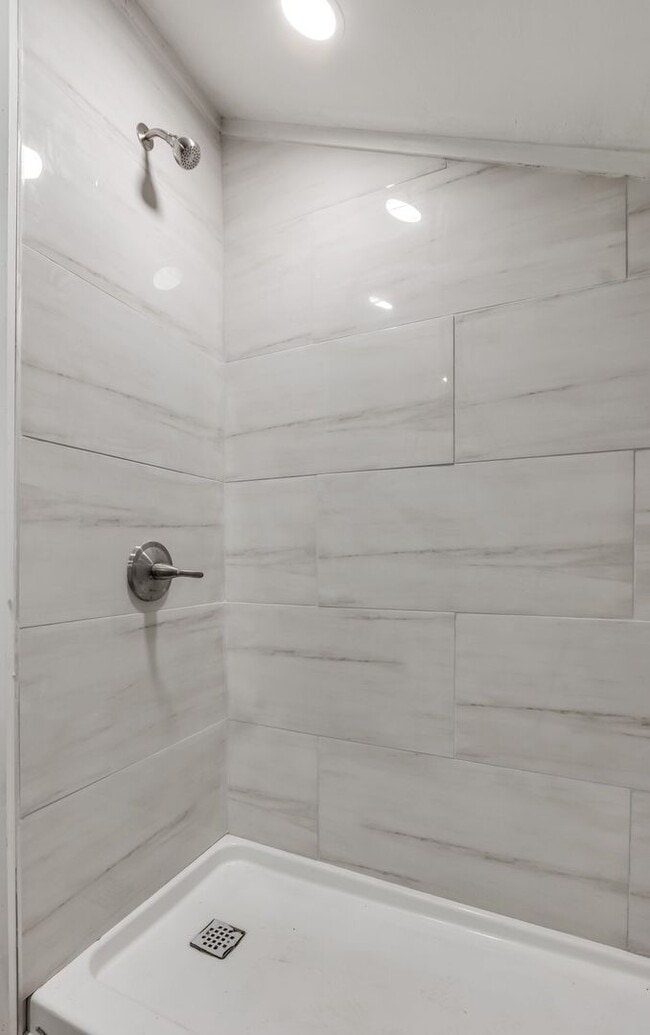 Building Photo - Remodeled three bed house on a quiet cul-de-sac