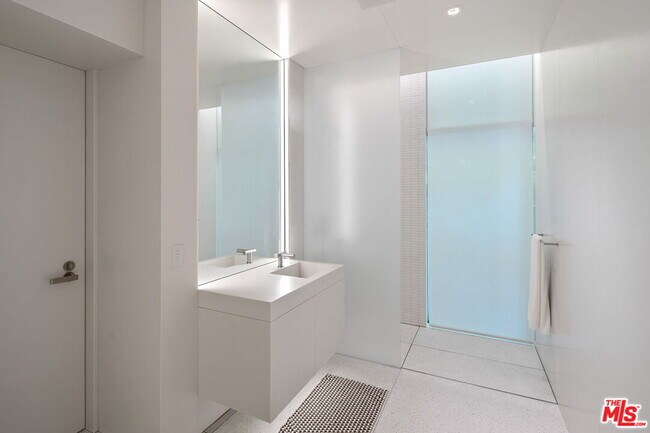 Building Photo - 1430 Sunset Plaza Dr