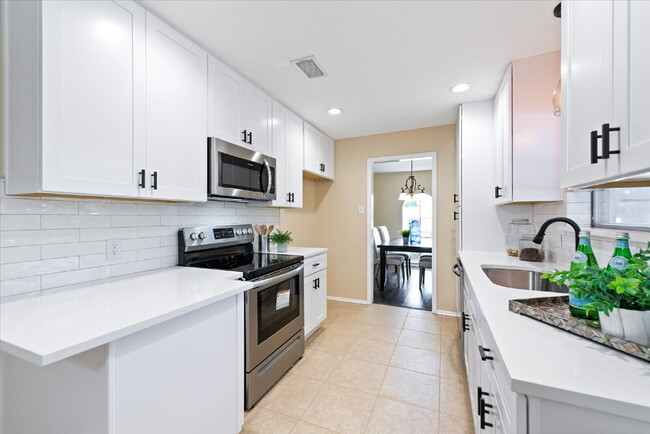 Building Photo - "Spacious 4-Bedroom Hardwood & Granite Fin...