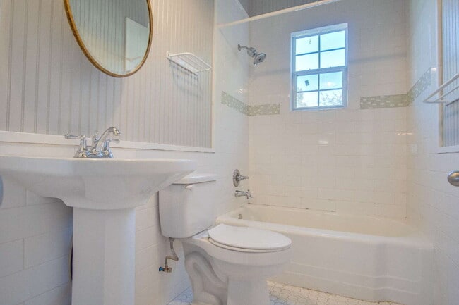 Building Photo - Charming 2-Bedroom Cottage Near Downtown P...