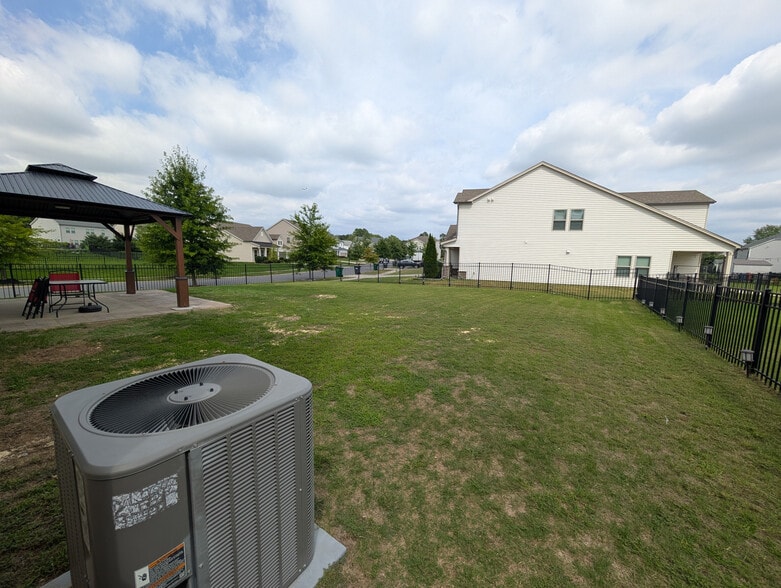 Building Photo - Room in House on Rupell Dr